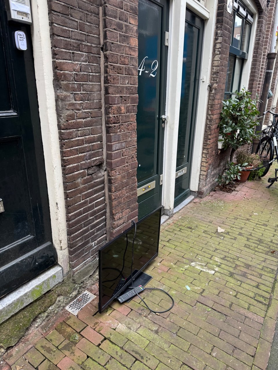 Dual 32inch TV with remote control 
Untested