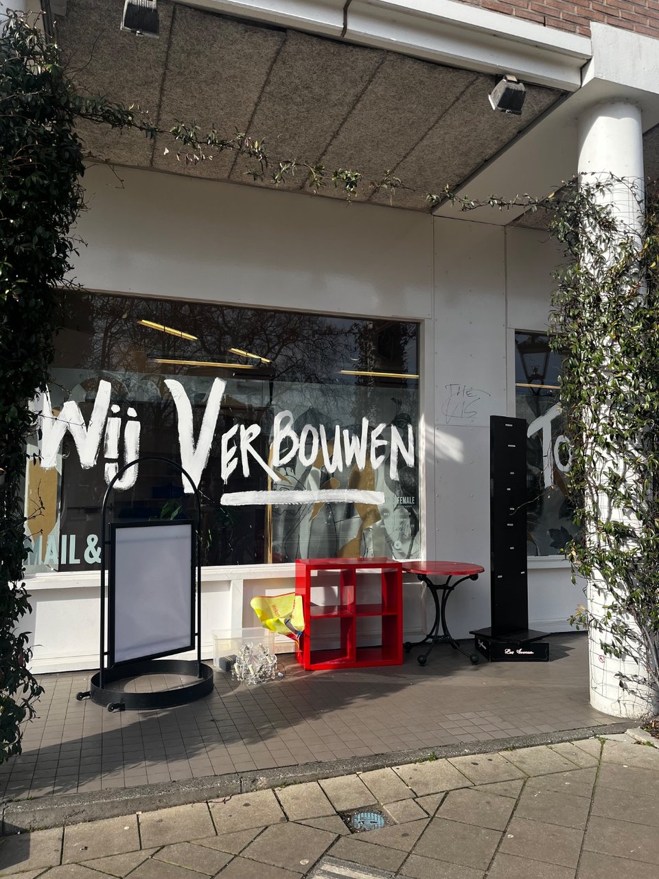 Kroonluchter, reclame bord, peg zuil, kastje, tafel