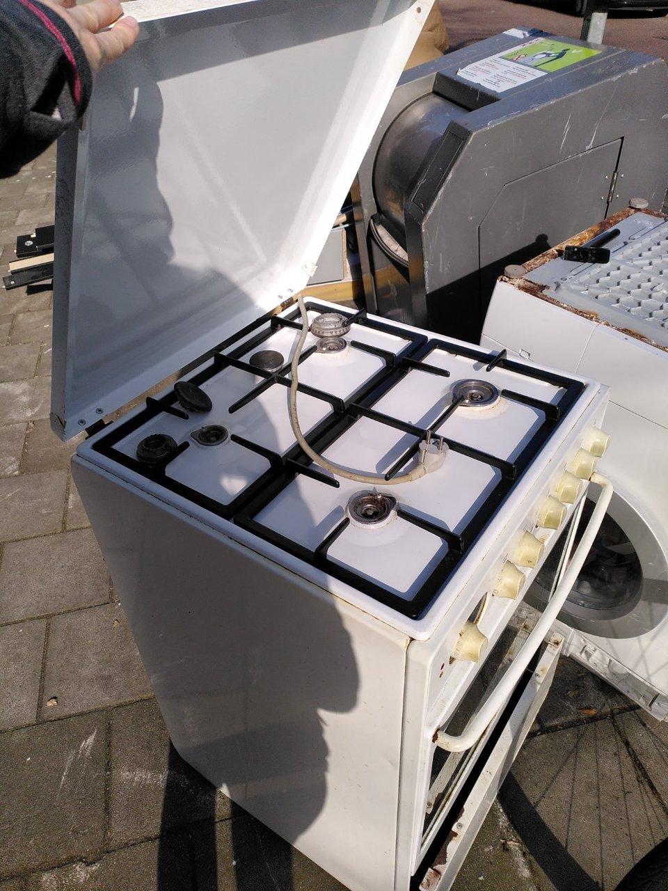 cooker still works (i spoke to the people putting it out), sofas are clean & they have cushions, complete double bed frame