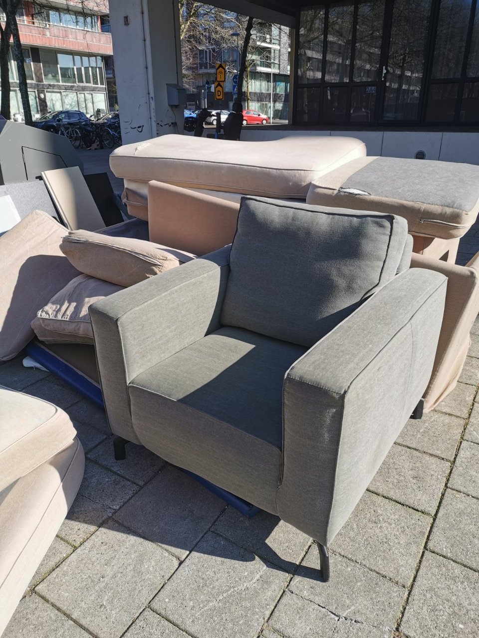 Nice lounge chair, in great condition as far as ai can see