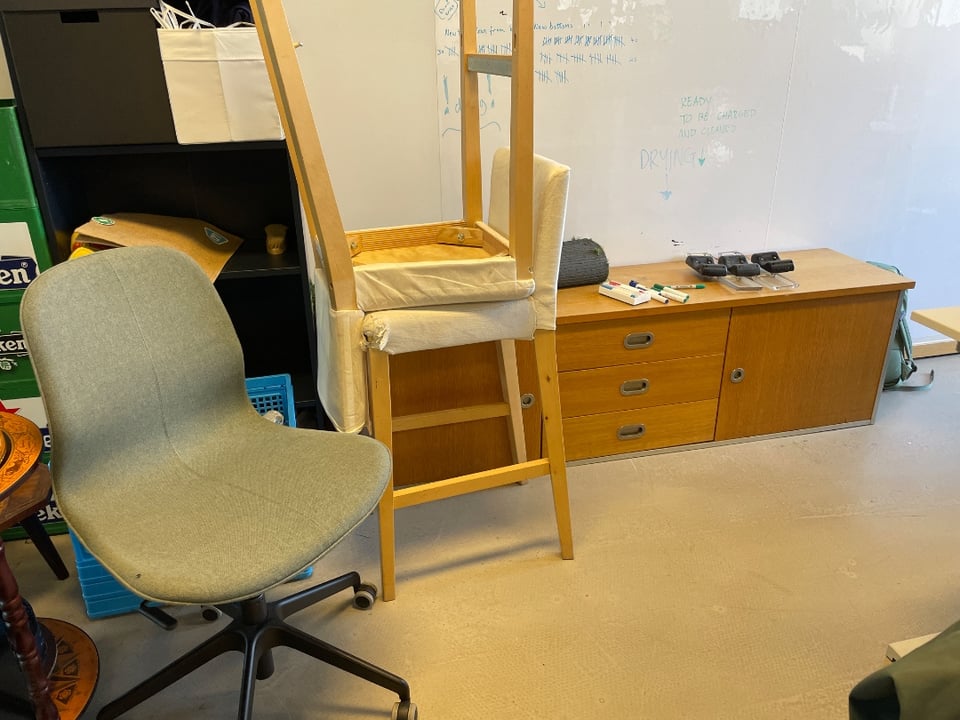 TODAY PICK UP @ TNW CITY
Cabinet, two IKEA barstools, two desk chairs pick up for free only today at TNW city

VANDAAG OPHALEN @ TNW CITY
Buffet kast, twee ikea barkrukken, twee bureaustoelen vandaag gratis ophalen bij TNW city