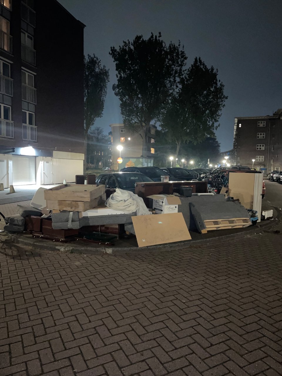 Lijkt alsof een heel huis is leeggehaald. Veel goede banken stoelen kasten koffers