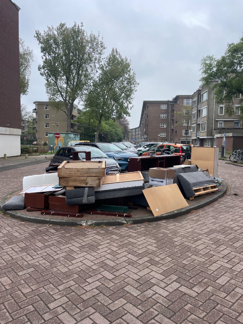 Kasten met glazen deuren(in fact), boxspring etc