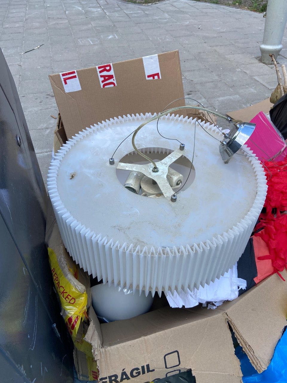 White ceiling lamp, needs a cleanse