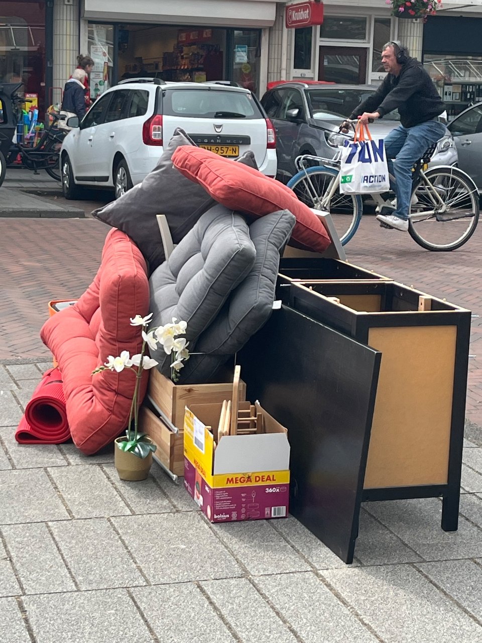 Kastjes, stoelen kussens en meer
