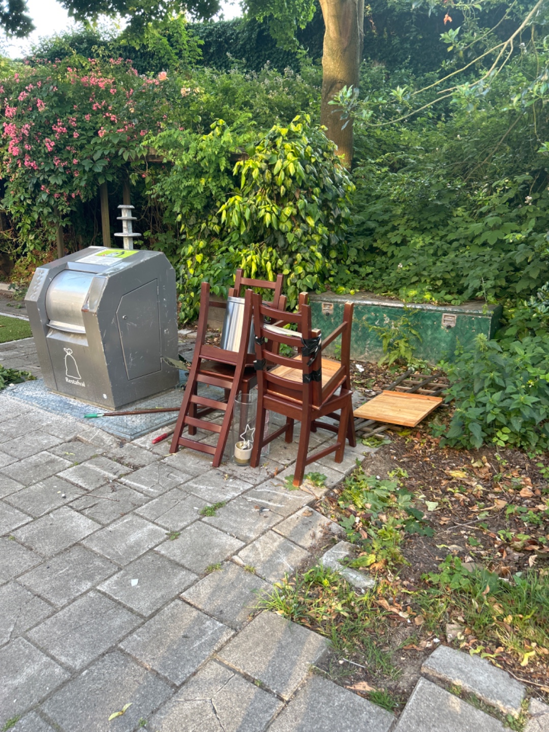 4 chairs seem in perfect condition