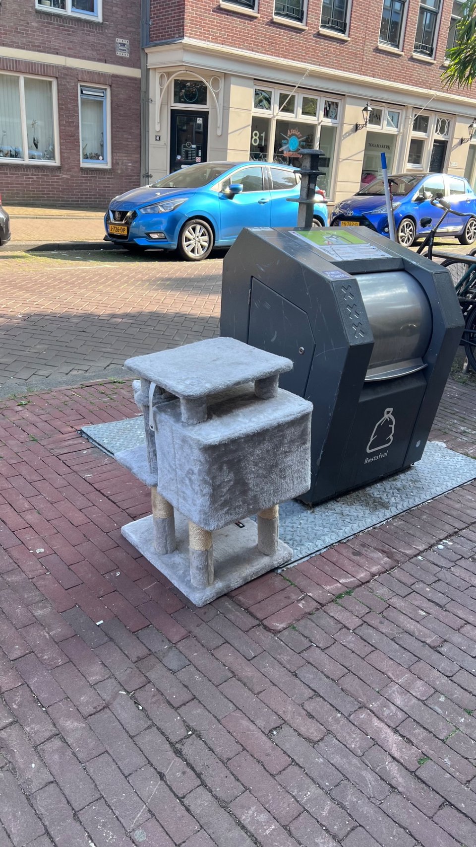 A small cat castle, looks in good condition. Would only need a bit of dry cleaning spray.