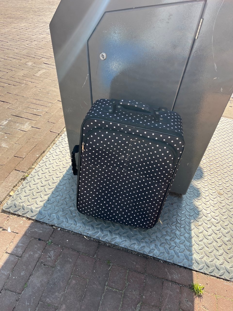Cute medium sized suitcase in good condition!