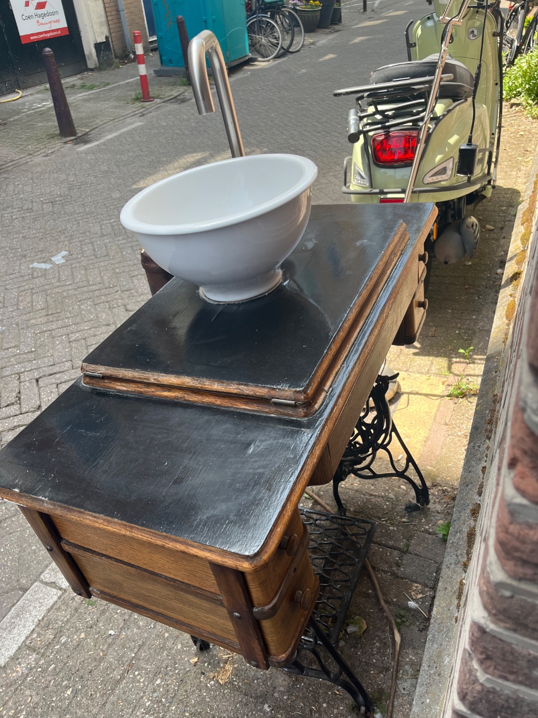 Wasbak geïnstalleerd op een oude Singer naaimachine