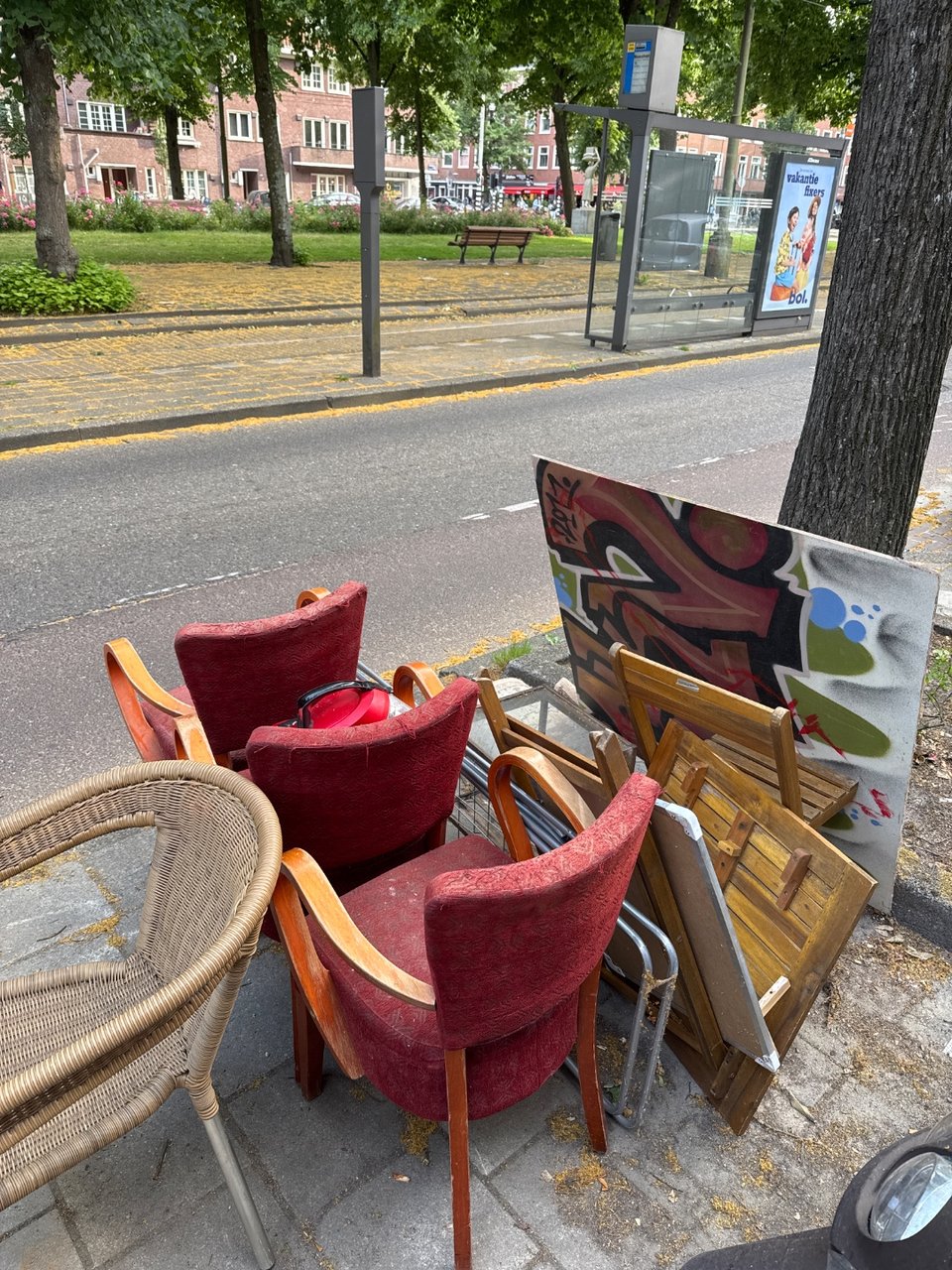 Old chairs, but rest looks fine! Including a big canvass