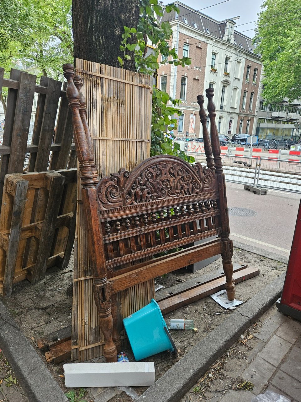 Very pretty heavy wood bed