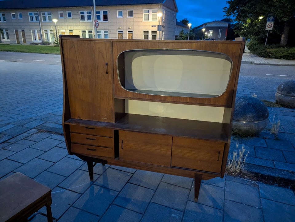 Prachtige retro kast. +/- 150x150x25cm.  Als ik een grote auto had, had ik 'm zeker meegenomen 😅