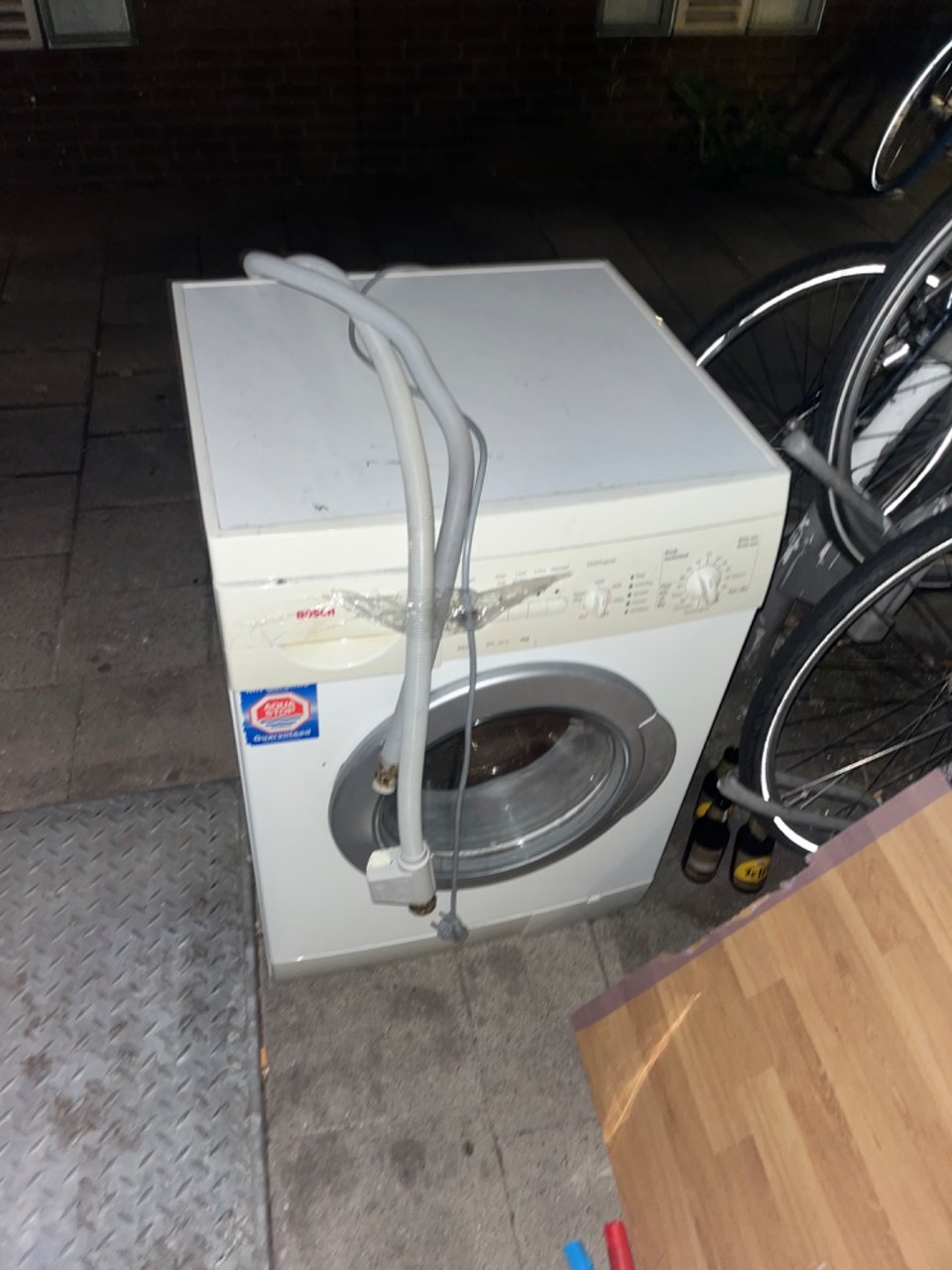 Fully functioning laundry washing machine available at the trash cans in the beginning of Jacob van Lennepstraat (corner with Nassaukade)!
