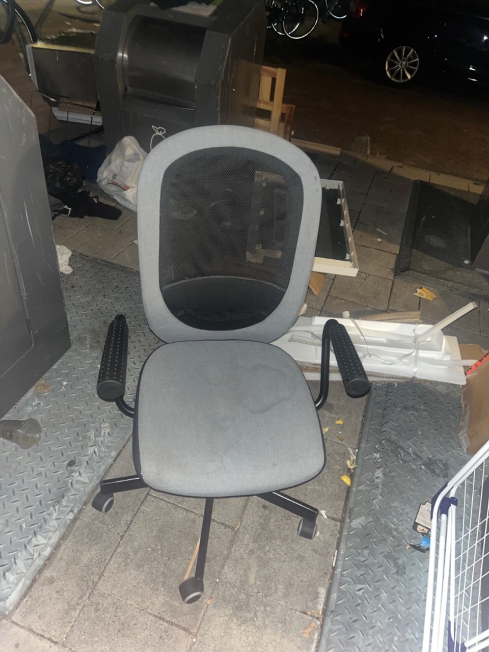 Desk chair available at the corner of Jacob van Lennepstraat and Nassaukade near the trash cans!