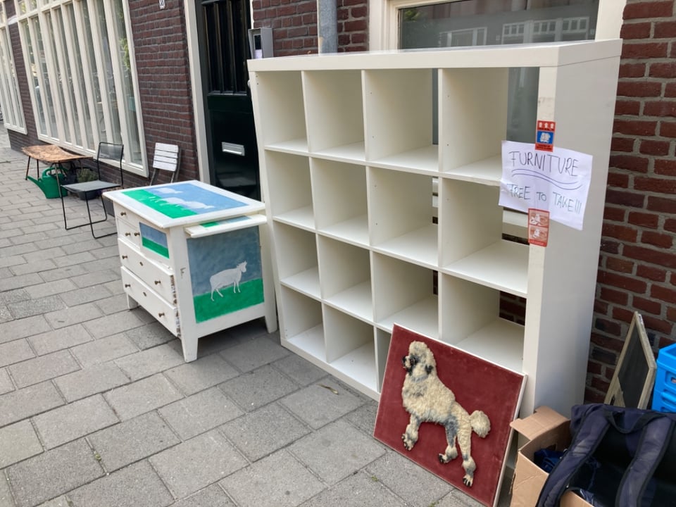 I’m moving out, furniture and other stuff free to take!!:))