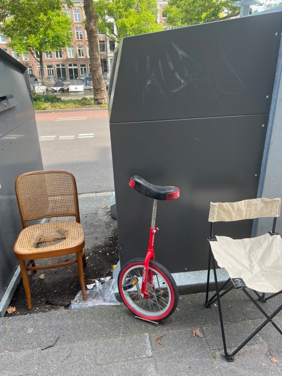 Kinder eenwieler (lekke band), kapotte rietenstoel & campingstoeltje