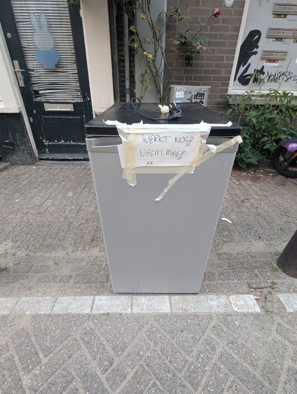 Werkende koelkast / functional fridge at Lindenstraat (Jordaan)