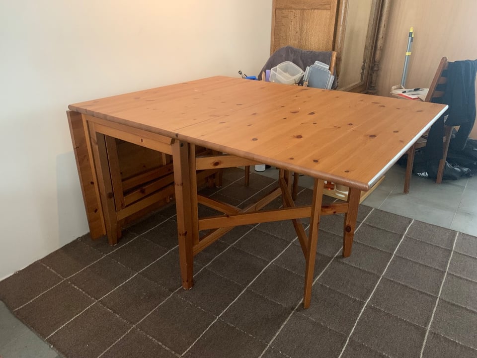 Foldable (dining room) table! Pick up by tomorrow!
Dimensions: all the way folded out 201x105cm

Can message me @mikelakoressi