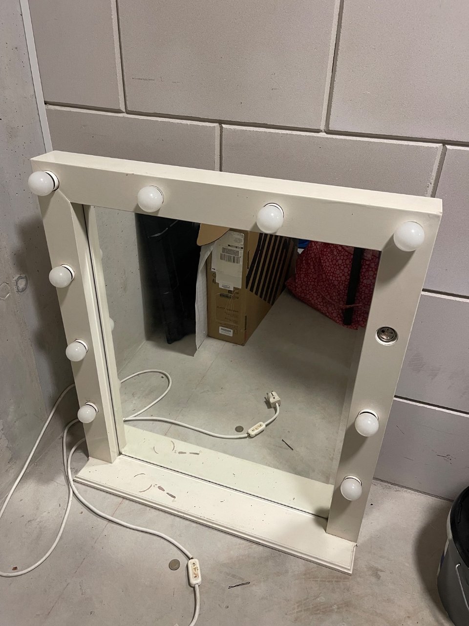 Real wood, hand Made, about 80cm high, Hollywood mirror, works with switch and plug. Sent dm to pick up