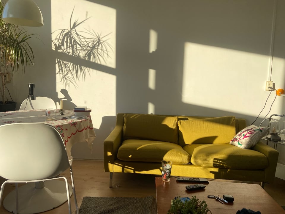 Green Sofa available to pick up till 8pm today, then it’s going out on Mercatorplein, feel free to dm me. Should be easy to carry with 2 people, length is 162cm, depth 79cm , height 66cm