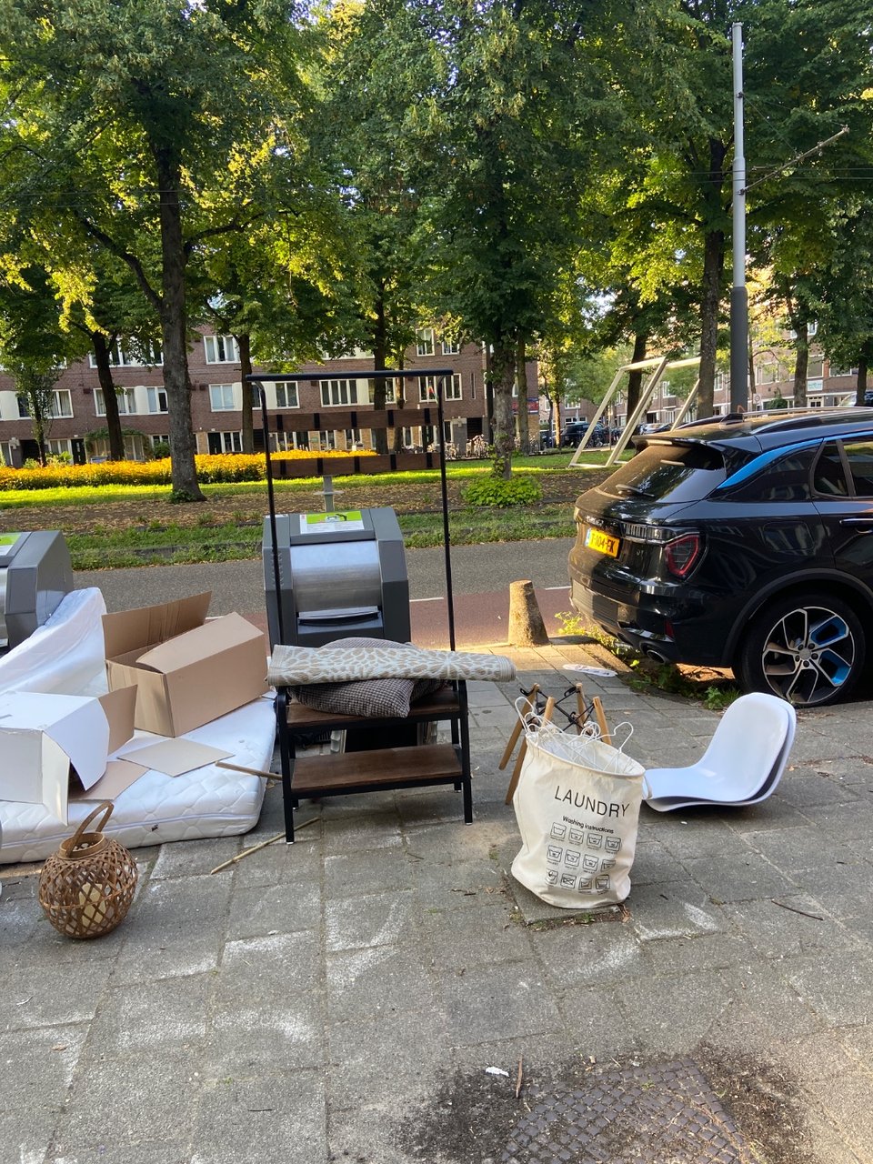 2 chairs, laundry basket, good clothing hangers,  kapstok, rug and pillow