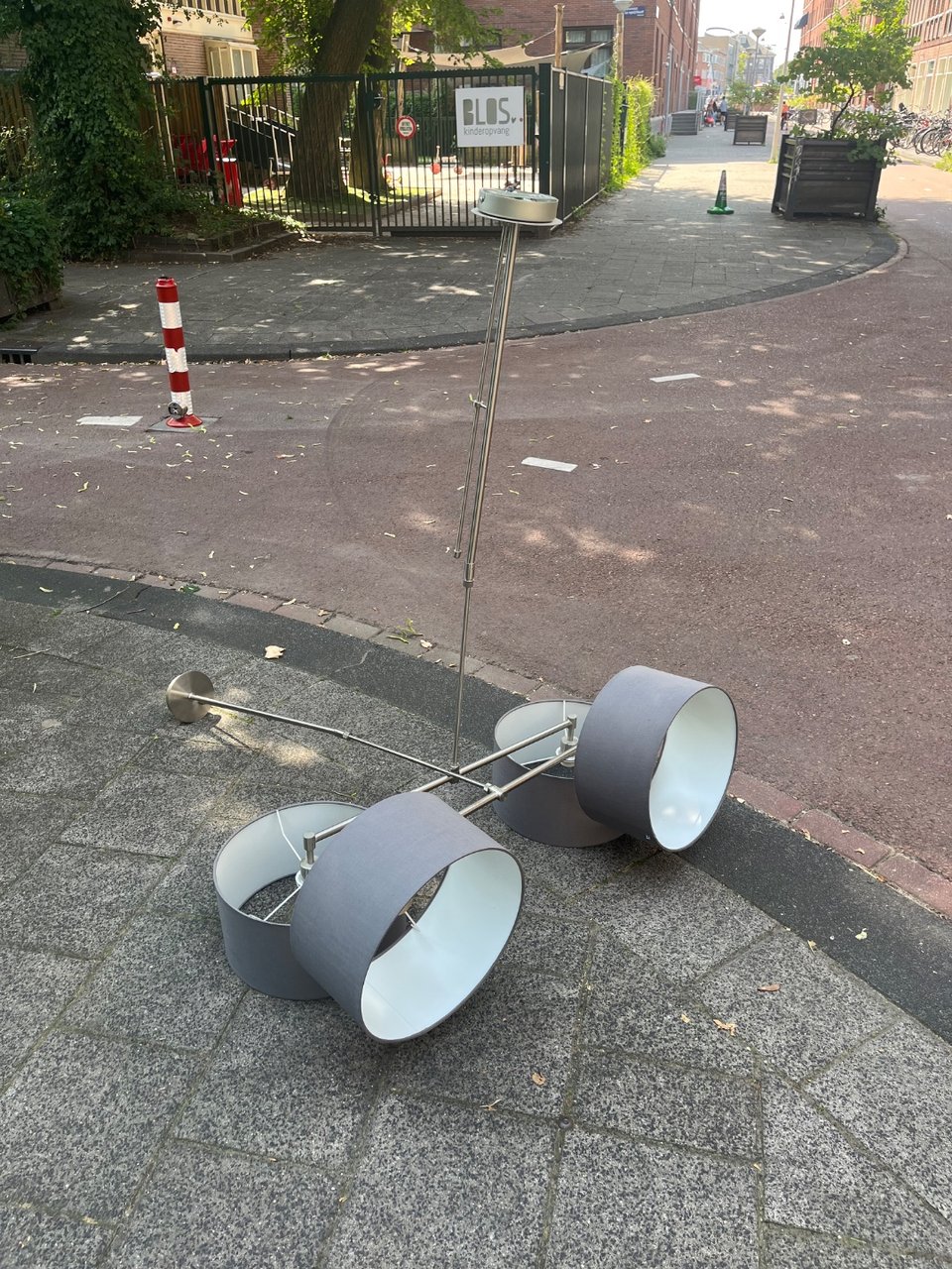 Een plafond hanglamp, geen idee of hij werkt.