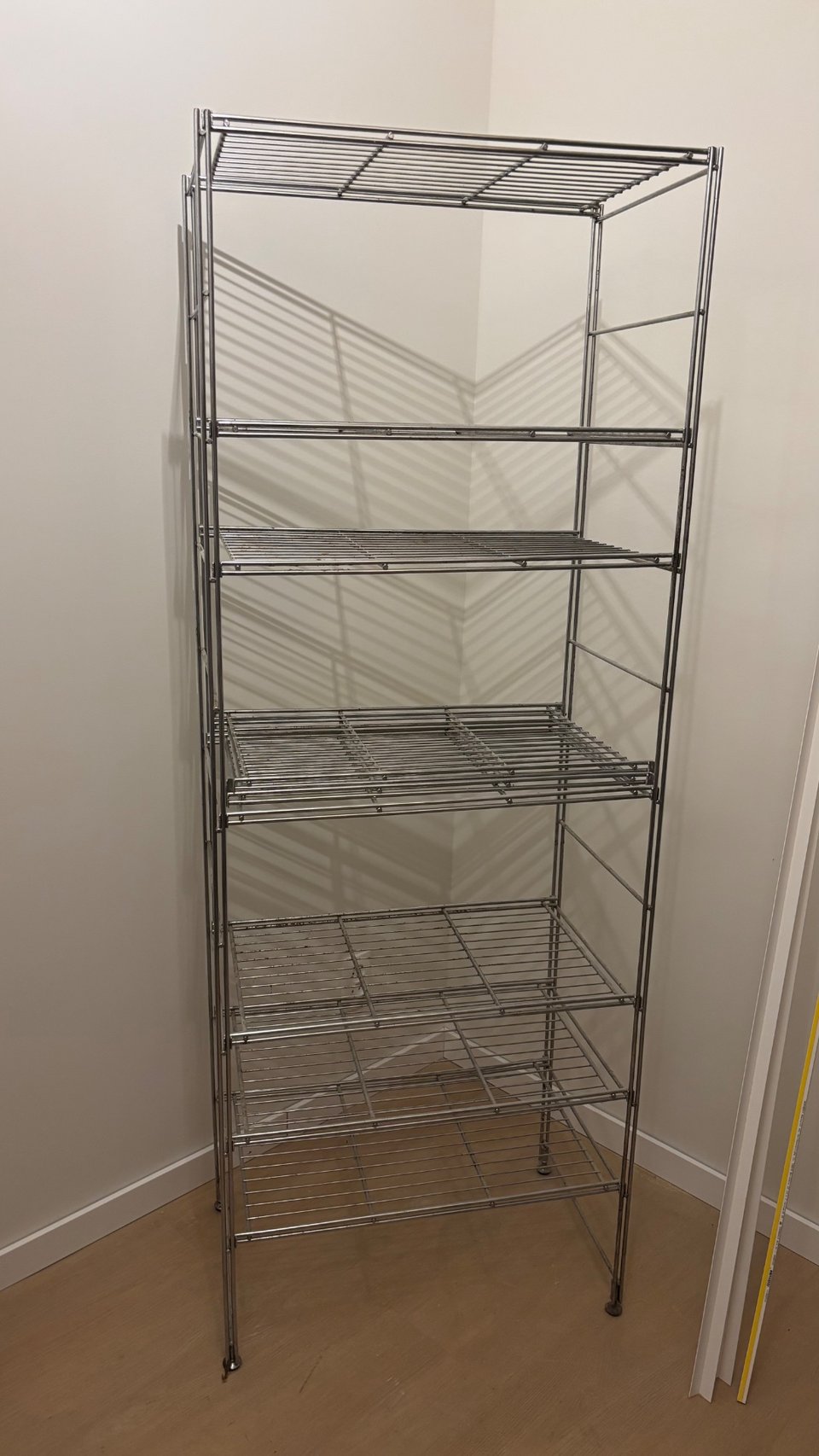 Stellingkast, plank hoogte zelf aan te passen.