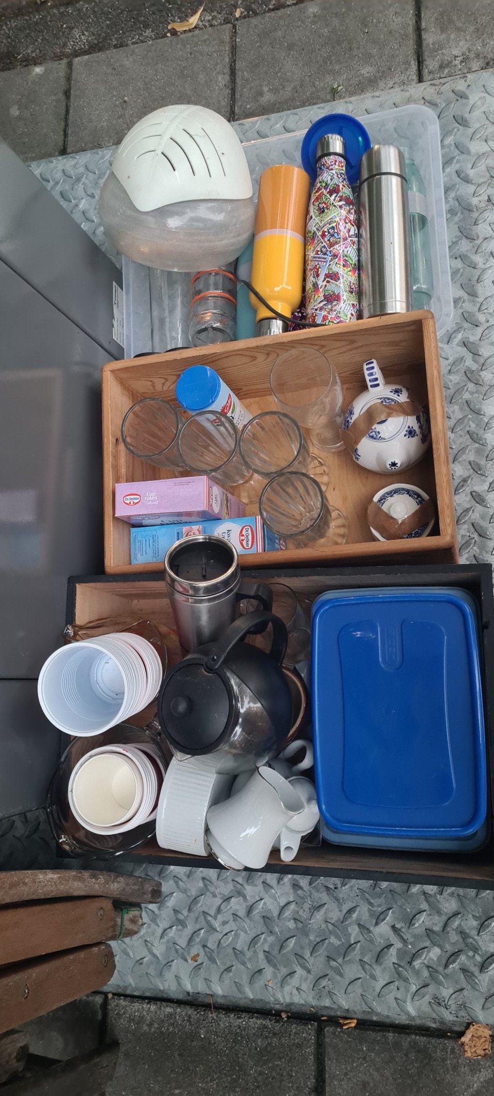 Various household items. Glasses. Teapots. Bowls. Waterbottles.