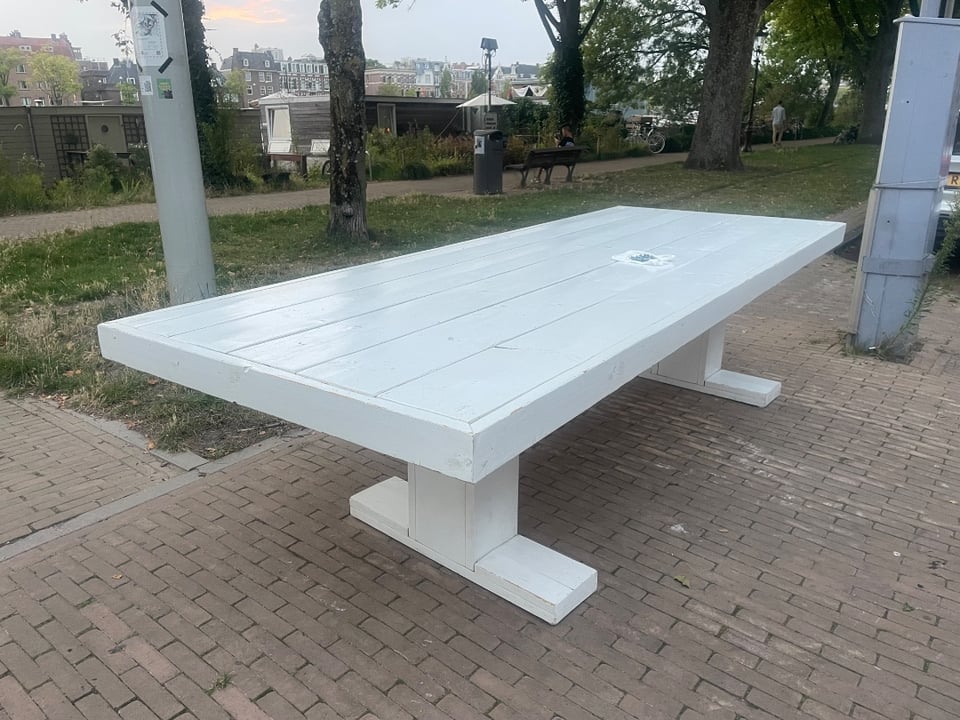 Grote witte tafel, 271 lengte, 106 breed, 77 hoog. Poten los erbij en alle schroeven compleet!