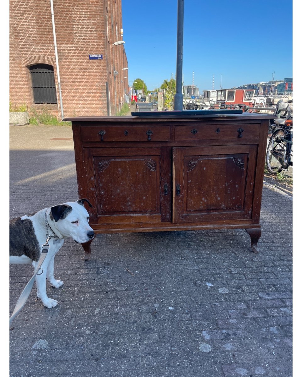 Mooi dressoir bij het Matrozenhof! Er zit wat schimmel op, maar dat is er vast wel af te krijgen 😊