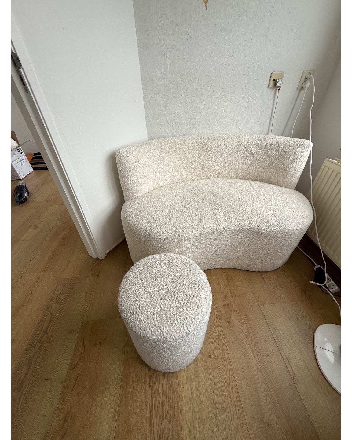 Gratis ophalen bij Madurastraat 3D:

- Bank + poef
- Balkonset
- Oven/magentron

Wel zelf naar beneden tillen vanaf 4 hoog (redelijk zwaar dus kom met z'n 2en). Ophalen kan vandaag of zondag! Kunnen wat afspreken in de comments of dm mij op @rowenaboelman