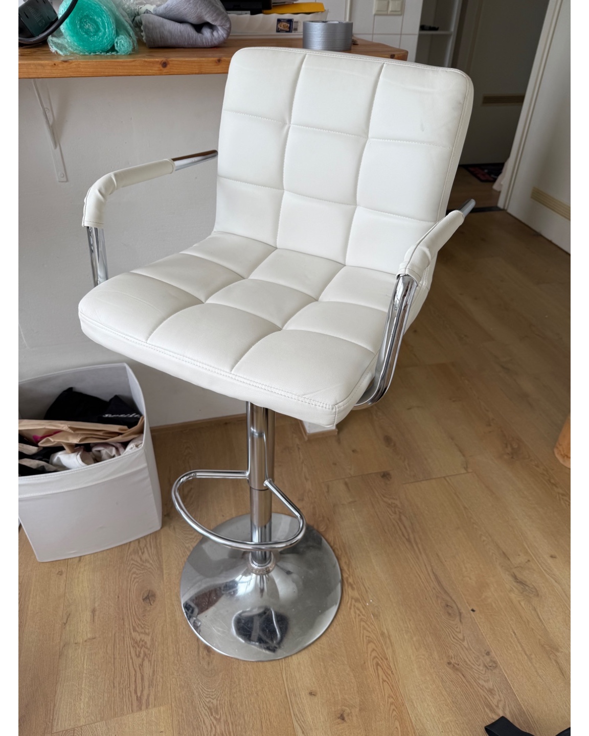 Gratis ophalen bij Madurastraat 3D:

- Barstoelen (x3)
- Ladekast

Wel zelf naar beneden tillen vanaf 4 hoog. Ophalen kan vandaag of zondag! Kunnen wat afspreken in de comments of dm mij op @rowenaboelman