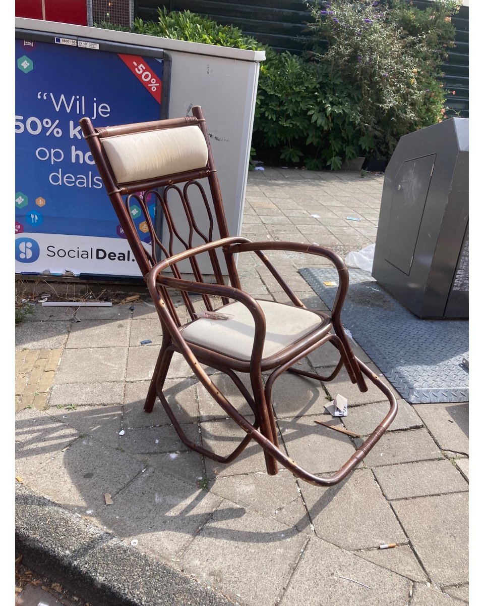 Schommelstoel, onderkant kan weer opgeschroefd worden. Schroefjes etc liggen er bij