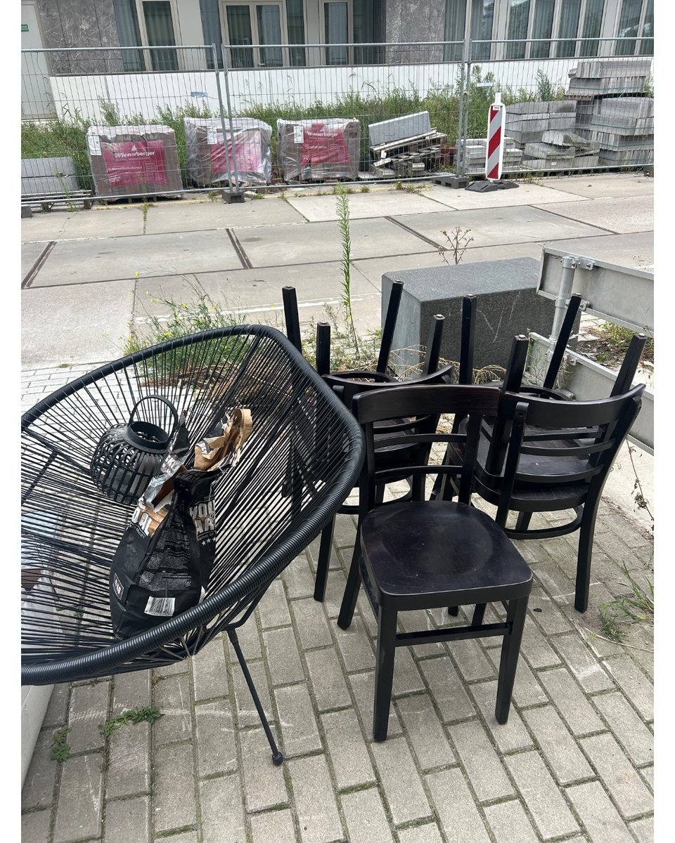 5 zwarte houten stoeltjes
en tuin bankje