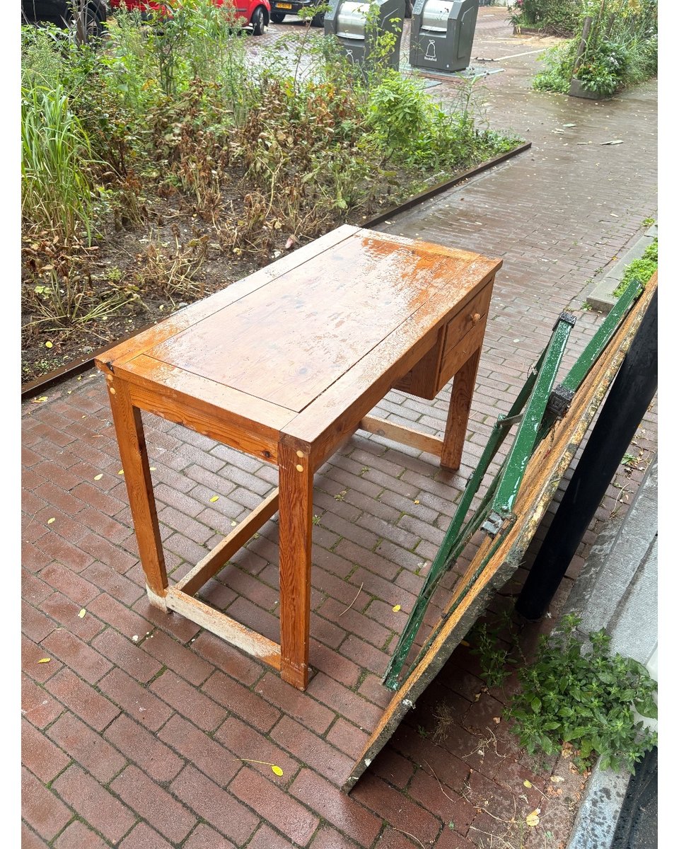 Hardwood desk we saved from the trash, seem to be in perfectly fine condition just a bit dusty!