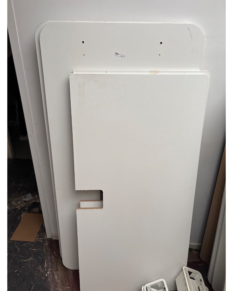 Unassembled desks, pick up before 5, address; across from tweede passeerdersdwarsstraat 9