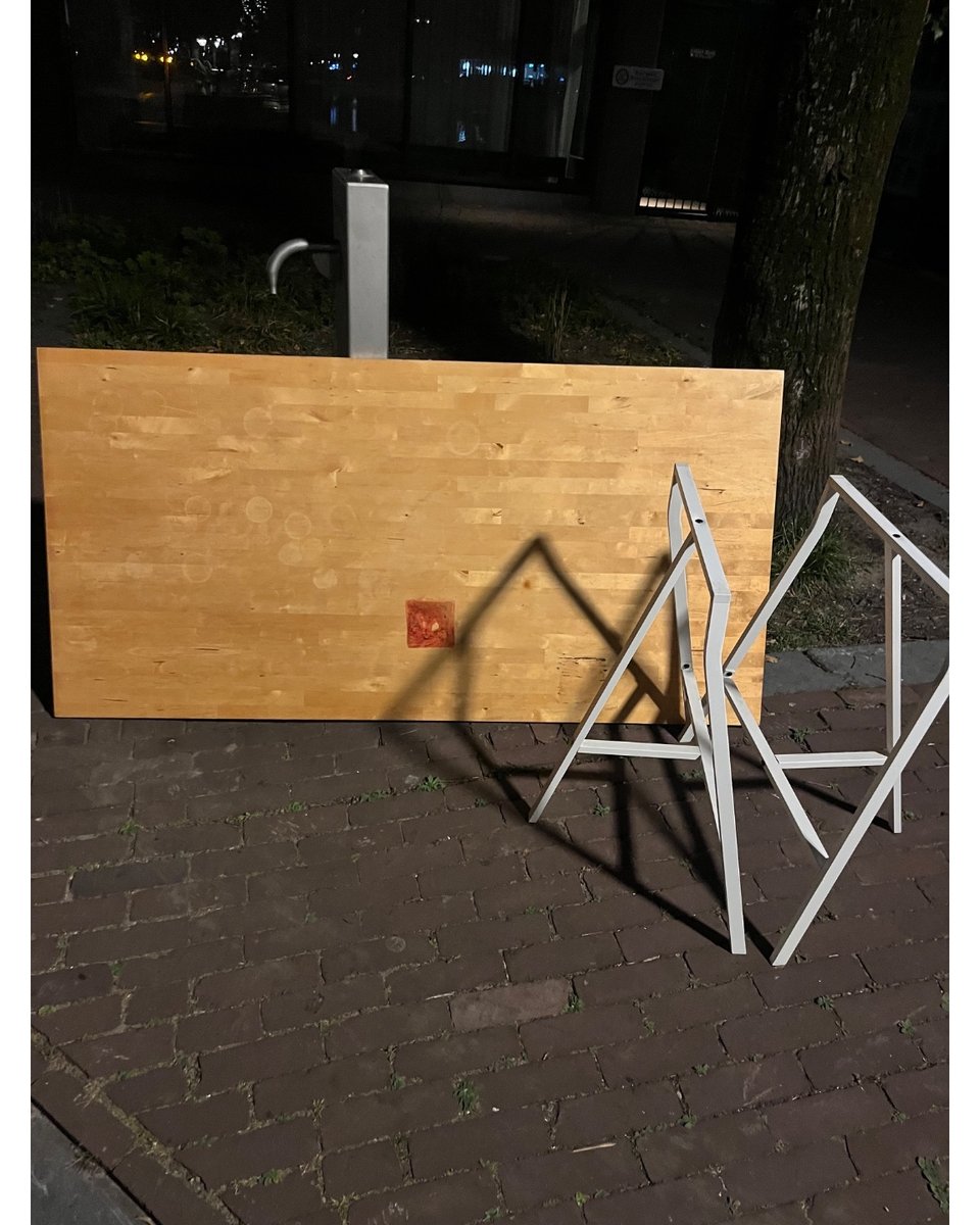 Bureau/keukentafel met 2 losse schragen. 160 cm lang, 80 cm diep en 72 cm hoog.