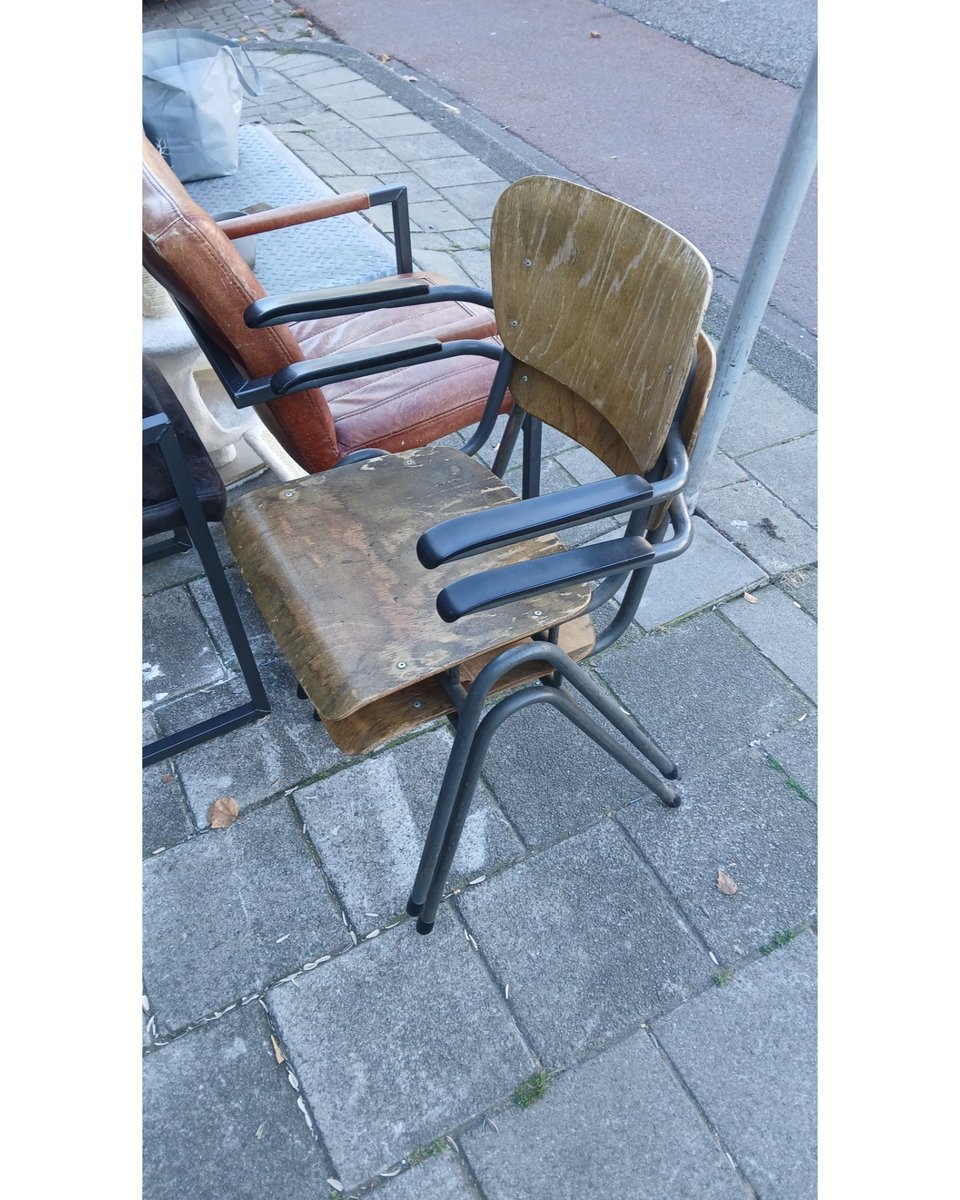 2 bureaustoelen en 4 leren stoelen
