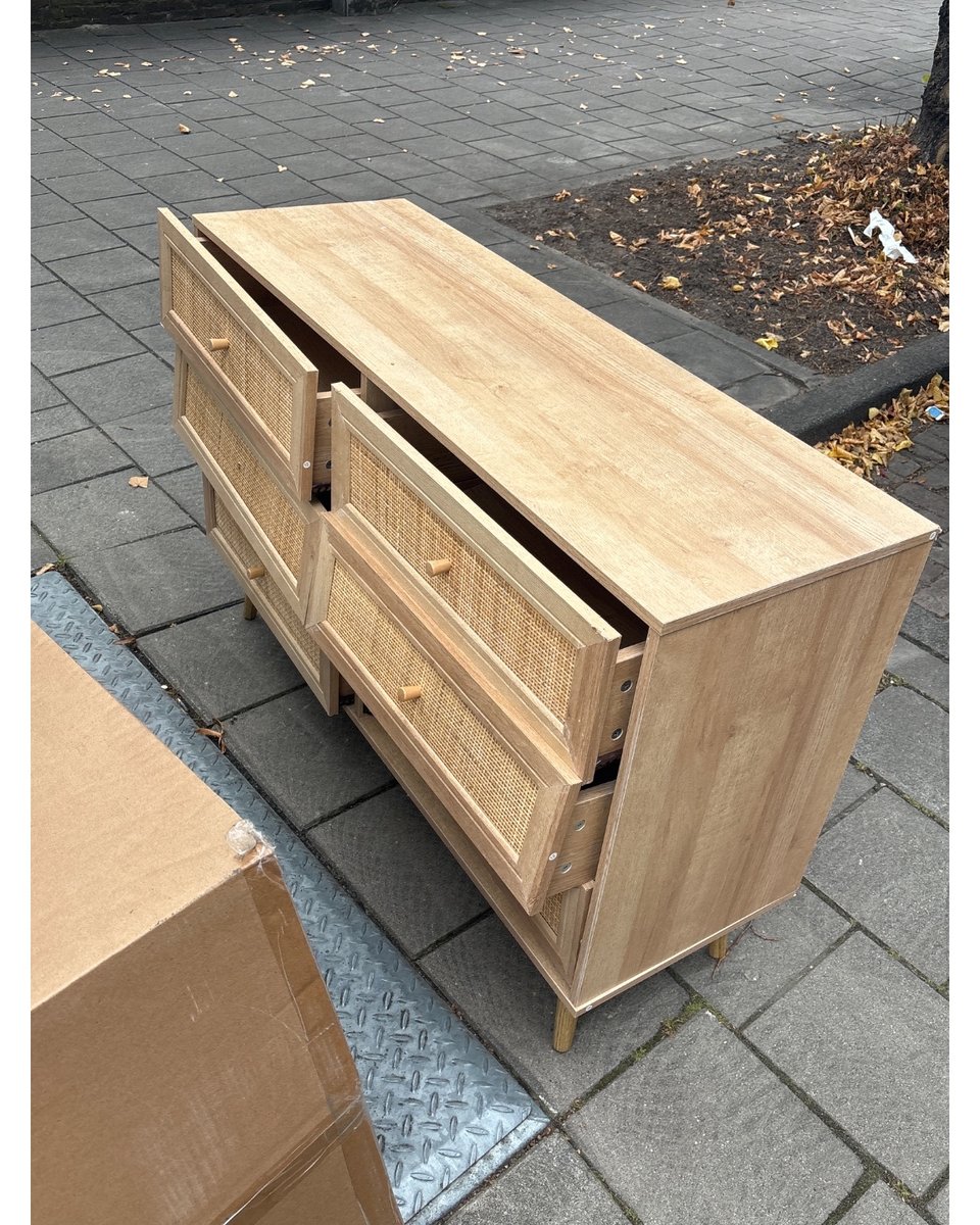 Ladekastje eiken/beuken fineer, bekleed met rotan op de lades vintage look alike