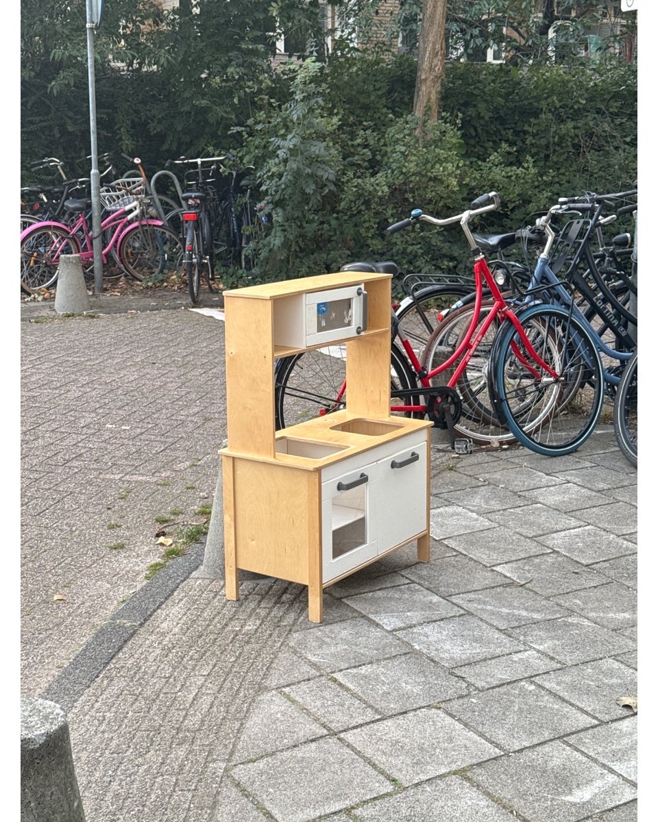 Playkitchen for kids, missing the sink and stove