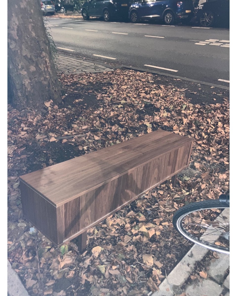 Tv meubel met uitvouwbare kastjes
Ongeveer 1,5 m x 50 cm x 70 cm
Hout