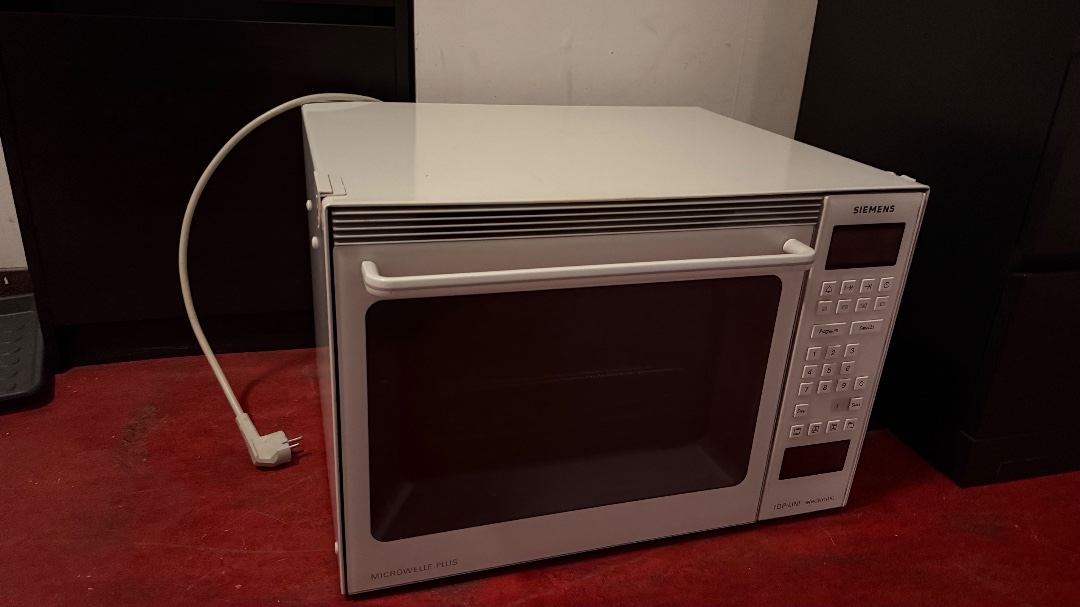 Working oven/microwave combination, cleaned and ready to use, together with black ikea malm drawer cabinet. Need it taken out tonight. Drop me a message if you’d want to pick up both. Oven is quite big and heavy