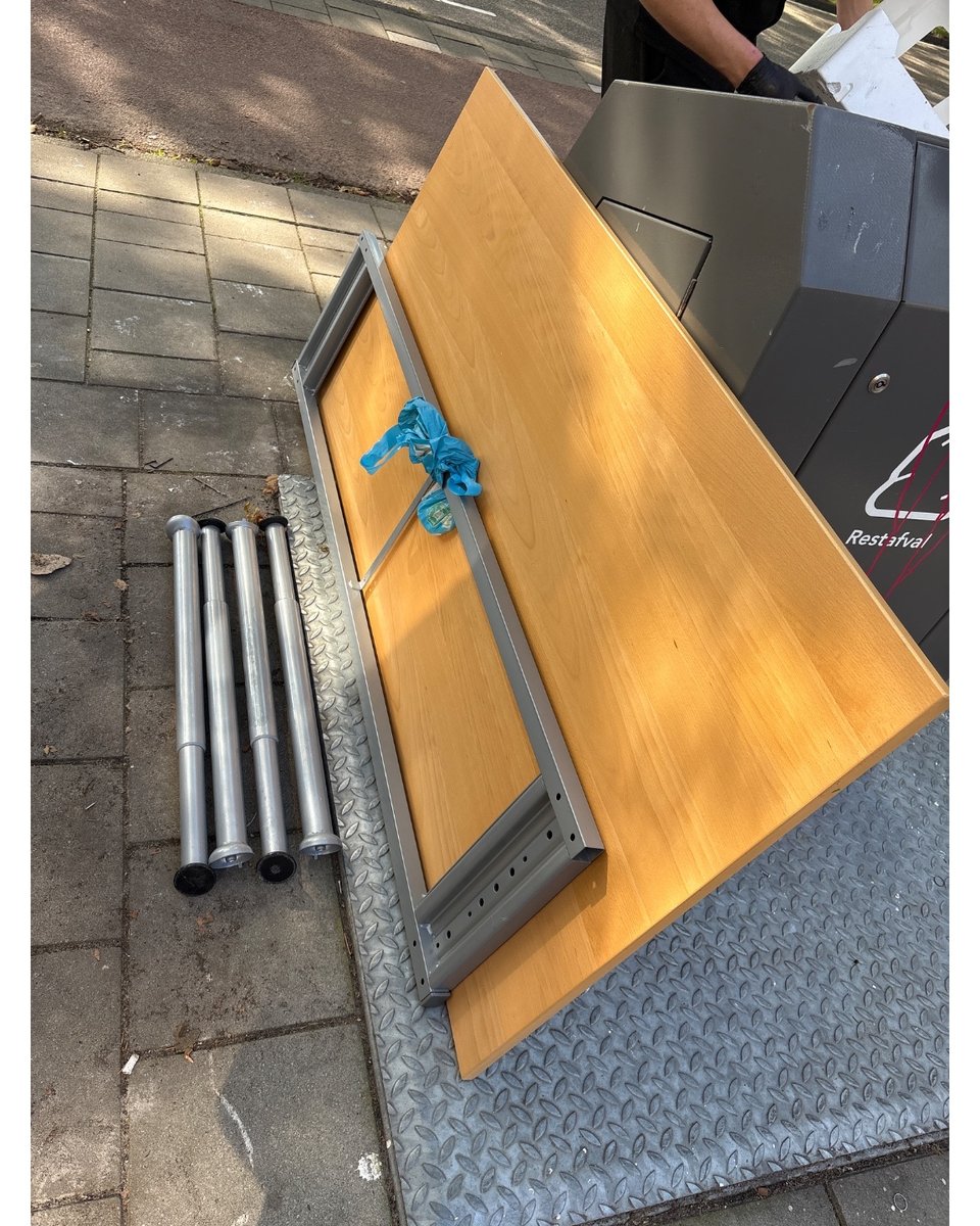 Groot bureau (big desk)