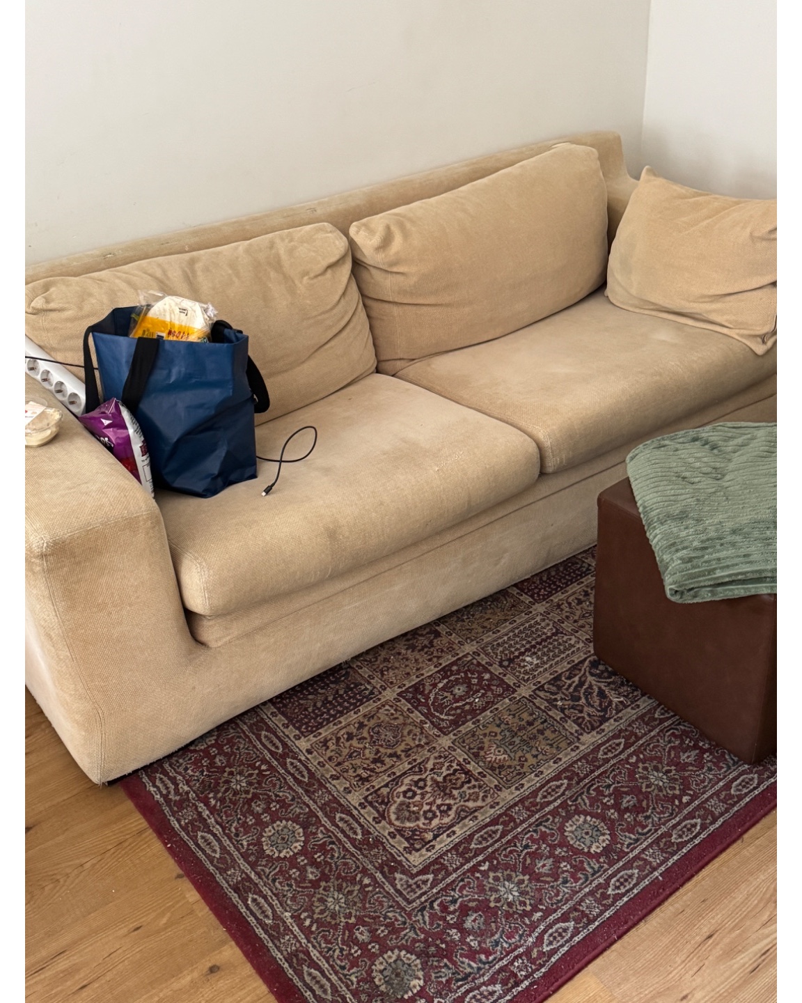 Couch located at Frans Halsstraat 86-1. Must be lowered from 1st floor window