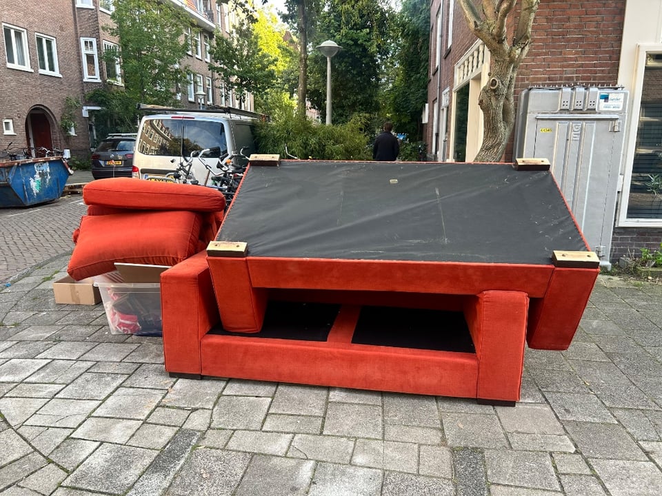 Twee banken met kussens