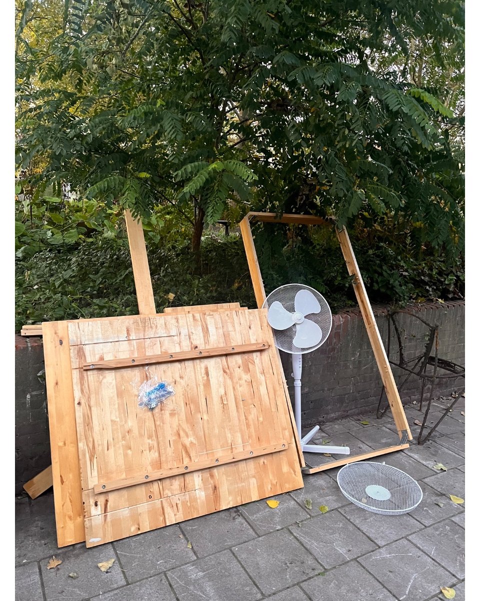 Table for 6-8 people in good condition and easy to assemble, all the parts are identified 🙂