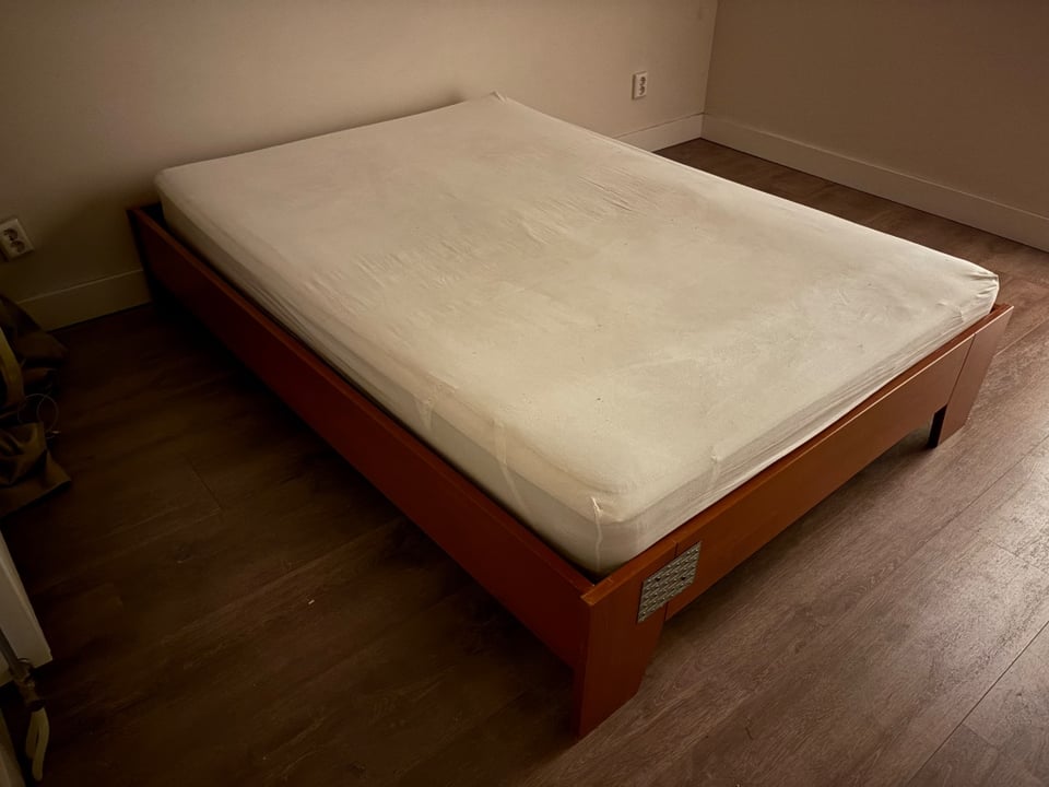 Bed met lattenbodem. Eventueel met matras.