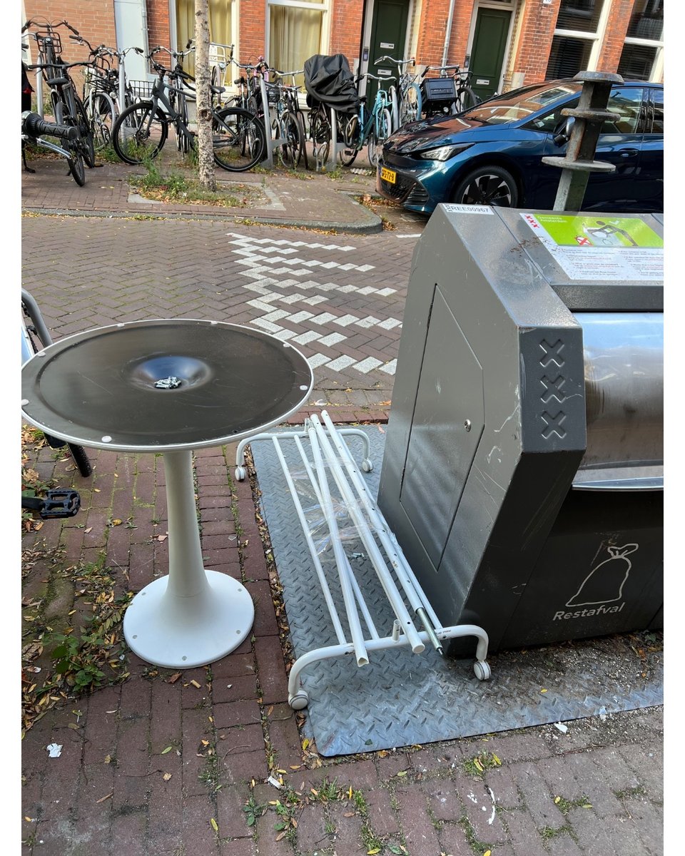 ikea kledingrek and a table seems like all complete