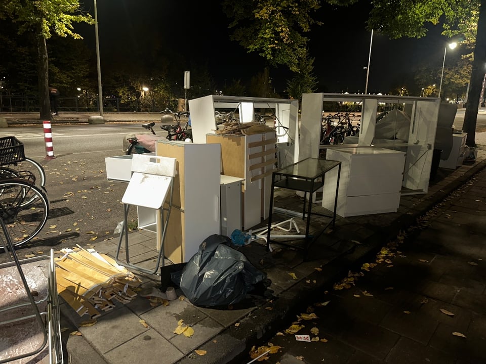 Bedframes 2x 140. Ladekastjes, hoekbank, kerstboom, bureau