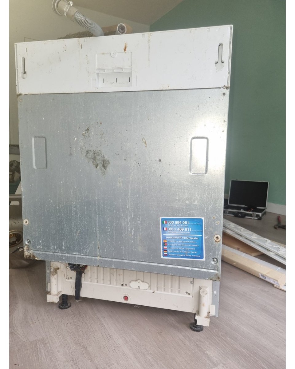 Werkende inbouw vaatwasmachine. Op te halen op het laagt 99. Let op: is op 1 hoog, zelf naar beneden tillen